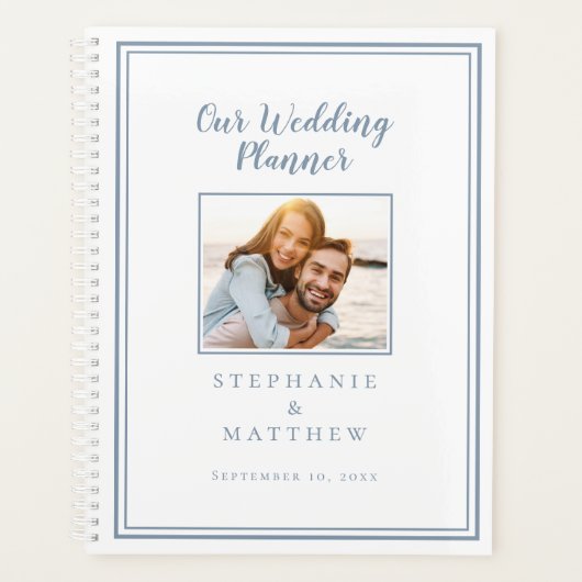 Custom Couple Foto Chic Dusty Blue Unsere Hochzeit Planer (Vorderseite)
