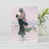 Custom Couple Foto Hand Letter Script Hochzeit Einladung (Stehend Vorderseite)