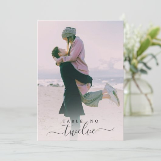 Custom Couple Foto Hand Letter Script Hochzeit Einladung (Stehend Vorderseite)