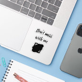 Custom-Cut Vinyl Sticker – “Don’t Mess With Me” (Laptop mit iPhone)