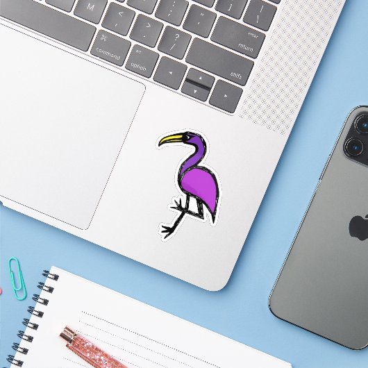 Custom-Cut Vinyl Sticker - Freddie Flamingo (Laptop mit iPhone)