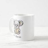 Custom Cute Baby Koala Reading a Book Kaffeetasse (Vorderseite Links)