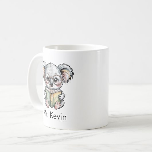 Custom Cute Baby Koala Reading a Book Kaffeetasse (Vorderseite Links)