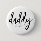 Custom Daddy Est. Modern Brush Script Typografie Button (Vorderseite)