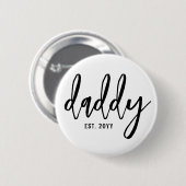 Custom Daddy Est. Modern Brush Script Typografie Button (Vorne & Hinten)
