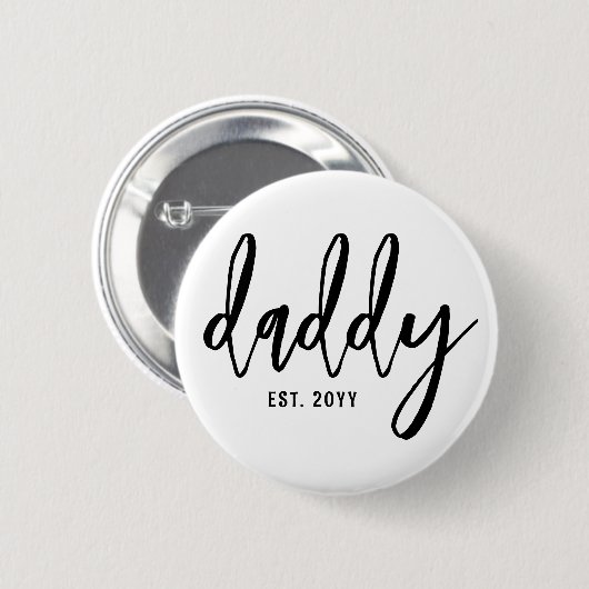 Custom Daddy Est. Modern Brush Script Typografie Button (Vorne & Hinten)