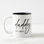 Custom Daddy Est | New Dad Elegant Typografy Gift Zweifarbige Tasse (Links)
