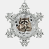Custom Dated Raccoon Blowkisses, Liebe Tiere Schneeflocken Zinn-Ornament (Vorderseite)