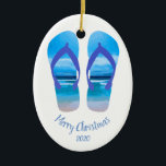 Custom Dating Christmas Beach Scene Flip Flops Keramikornament<br><div class="desc">Wünschen Sie jemandem ein frohes Weihnachten mit diesem maßgeschneiderten Beach Scene Flip Flops für diejenigen,  die Strände oder das Meer Liebe</div>