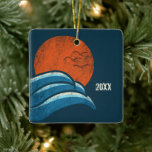 Custom Dating Retro Style Beach Souvenir Foto Keramikornament<br><div class="desc">Zeigen Sie mit diesem Weihnachtsschmuck Ihr Lieblingsstrand-Foto oder ein Familienferiengedächtnis. Eine Seite steht Ihnen zur Verfügung, um Ihr eigenes Foto zum Thema Strand hinzuzufügen. Auf der anderen Seite eine coole Retro-Grafik mit Surfstil und ist bereit für Sie, das Datum oder Ihren eigenen Text hinzuzufügen. Dieser Weihnachtsbaumschmuck zeigt eine Retroillustrierung der...</div>