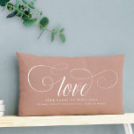Custom DIY Script Calligraphy Liebe Couple Keepake Lendenkissen<br><div class="desc">Custom DIY Script Kalligraphie Liebe Couple Keepake Kissen,  ideal für Newlyweds,  um mit Namen und Datum oder Valentinstag mit Ihrem Lieblingslied lyric oder Ort Sie getroffen anpassen. Das ist die Erdtonblush-Version.</div>