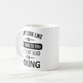 Custom DJ, ICH SEHE VIELLEICHT AUS, ALS OB ICH IHN Kaffeetasse (Vorderseite Links)