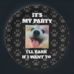 Custom Dog Foto Funny Birthday Party Paper Plate Pappteller<br><div class="desc">Custom Dog Foto Funny Birthday Party Paper Plate ist eine großartige Möglichkeit, um zu dekorieren und zeigen Sie Ihre pooch! Die komische Phrase in fett weiß: "Das ist mein Party. Ich belle, wenn ich wollte." Niedlicher Hintergrund hat paw print muster und anpassbaren schwarzen hintergrund. Das Foto deines Hundes steht auf...</div>