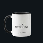 Custom Dr. PhD Abschluss Gift Tasse<br><div class="desc">Diese Tasse der Keramik enthält vollständig bearbeitbaren Text. Ehren Sie das Design und passen Sie einfach den Namen und das Datum für Ihr Lieblings-Abschluss Geschenk. Andernfalls bearbeiten Sie den Text vollständig für Ihre Bedürfnisse.</div>