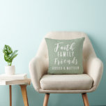 Custom Earth Tone Sage Faith Family Couple Kissen<br><div class="desc">Fully Customizable Earth Tone Sage Faith Family Friends Paare werfen Kissen in anderen Farben oder Stilen. Machen Sie es sich mit Ihrem Familiennamen oder Geschenk an einen Freund! Ideal für eine Hauswärme oder ein Geschenk für Neuvermählte. Brauchen Sie Hilfe bei der Anpassung? Klicken Sie auf den "Chat mit uns Button"...</div>