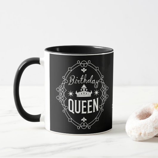 Custom Elegant Birthday Queen Typography Black Tasse (Mit Donut)