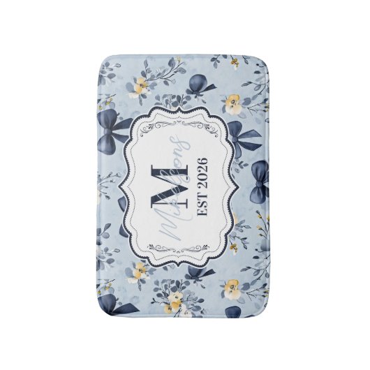 Custom Elegant Blue Bow Floral Monogram Badematte (Vorderseite Vertikal)