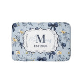 Custom Elegant Blue Bow Floral Monogram Badematte (Vorderseite)