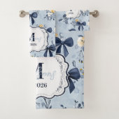Custom Elegant Blue Bow Floral Monogram Badhandtuch Set (Insitu)