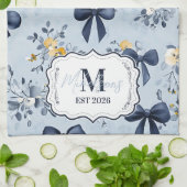 Custom Elegant Blue Bow Floral Monogram Geschirrtuch (Gefaltet)