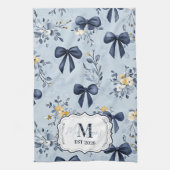 Custom Elegant Blue Bow Floral Monogram Geschirrtuch (Vertikal)