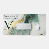 Custom Elegant Monogram Green Gold White Marmor Schreibtischunterlage (Tastatur & Maus)