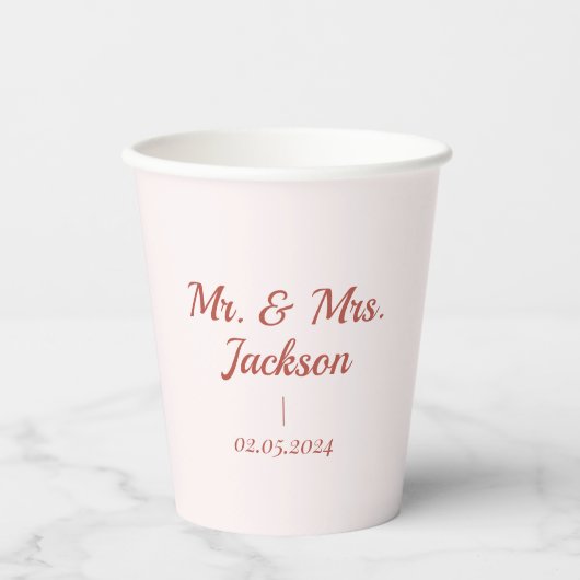 Custom Elegant Mr. & Mrs. Couple Name Monogram Pappbecher (Vorderseite)