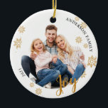 Custom Elegante 2-seitige Familienjubiläum Weihnac Keramik Ornament<br><div class="desc">Custom Elegant 2-seitig Familie Foto Weihnachten Keramik Ornament. Dieses elegante Foto mit einem "Joy"-Skript,  das Ihre Fotos,  Familiennamen und das Jahr in der Weihnachtszeit mit einem wunderschönen Familienbild kombiniert,  wird Ihnen gefallen.</div>