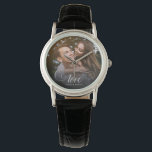 Custom Elegante Calligraphy Couple Wedding Foto Armbanduhr<br><div class="desc">Eleganter Hochzeitssake für Newlyweds,  Valentinstag,  Verlobung,  Präsentation Ihres Lieblingspärchens Foto mit modernen Skriptkalligrafien Lesen Sie LIEBE über Ihren eigenen Text wie Namen und / oder Datum oder eine persönliche Nachricht über einen dunklen Farbverlauf,  um die Typografie zu heben.</div>
