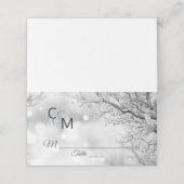 Custom Elegante Monogram Winterschneehochzeit Platzkarte (Außenseite Aufgefaltet)