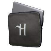 Custom Eleganto Olive Green Initial Typografy Laptopschutzhülle (Vorderseite Links)