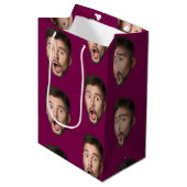 Custom Face Personalized Birthday Wedding Party Mittlere Geschenktüte (Vorderseite Schrägansicht)