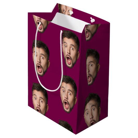 Custom Face Personalized Birthday Wedding Party Mittlere Geschenktüte (Rückseite Schrägansicht)