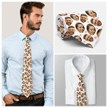Custom Face Picture Heart Funny Couple Muster Krawatte<br><div class="desc">Machen Sie mit diesem Custom Face Picture Heart Funny Couple Pattern Neck Tie eine fette (und unglaublich witzig) Mode-Aussage! Diese Krawatte ist mit einem mehrfach wiederholten Herzthema bedruckten Gesichtsausdruck der ideale Mix aus Romantik und Lächeln, ideal für Paare, die gemeinsam lachen Liebe haben. Ob zum Valentinstag, zu Jubiläen, Hochzeiten oder...</div>