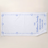 Custom Family Beach House Coastal Blue Muschel Chi Strandtuch (Vorderseite)