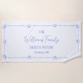 Custom Family Beach House Coastal Blue Muschel Chi Strandtuch (Vorderseite)