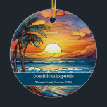 Custom Family Dominikanische Republik Beach Urlaub Keramik Ornament<br><div class="desc">Niedliche Imitate Buntglasstrandszene,  personalisierbare Dominikanische Republik Hawaii Beach Trip Souvenir. Ideal für Weihnachten- und Familienurlaub,  oder Flitterwochen-Muss. Anpassung: Change Caption und Jahr,  um es einzigartig zu machen.</div>