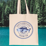 Custom Family Fangreise Blue Lake Fisherman Tragetasche<br><div class="desc">Passen Sie sich diese Familienangel-Tasche für Ihren Vater und Ihre Brüder an,  bevor Sie in diesem Sommer auf dem See zu fischen. Ein cooles Perwinkle und marineblauer Fischer-Design mit einem offenen Mundbarsch und Ihrem eigenen Text oder Nachnamen.</div>