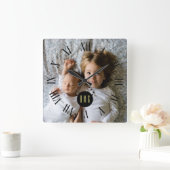 Custom Family Foto Custom Monogram Quadratische Wanduhr (Zuhause)