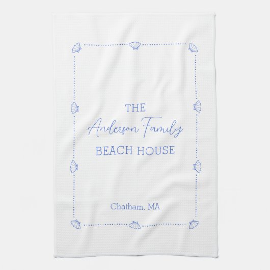Custom Family Name Beach House Coastal Blue Musche Geschirrtuch (Vertikal)