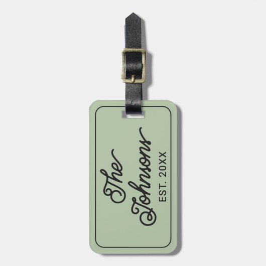 Custom Family Name in Elegant Script Sage Green Gepäckanhänger (Vorderseite vertikal)