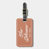 Custom Family Name in Elegant Script Terracotta Gepäckanhänger (Vorderseite vertikal)
