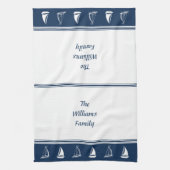 Custom Family Name Sailboote in Marine und White Geschirrtuch (Vertikal)