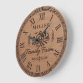 Custom Family Name Wall Clock – Farmhouse Scene  Große Wanduhr (Winkel)