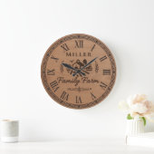 Custom Family Name Wall Clock – Farmhouse Scene  Große Wanduhr (Zuhause)