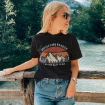 Custom Family Road Trip Vacacation Wiedersehen Mou T-Shirt<br><div class="desc">Dieser phantastische Sonnenuntergang über Felsgebirgen in der Natur ist ein großartiges Bild für ein Set von individuellen T - Shirt für einen Familienurlaub, eine Wiedersehen, eine Fahrt oder einen Sommerurlaub. Gedenken Sie Ihre Ferienwoche mit passenden T-Shirts für Mama, Papa, Bruder und Schwester. Fügen Sie einfach Ihren eigenen Nachnamen und das...</div>