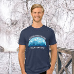 Custom Family Ski Trip Blue Snowy Mountain<br><div class="desc">Individuell abgestimmte T - Shirt für Ihren Skiurlaub in den Colorado Bergen während Ihres Winterurlaubs. Dieses coole Ski-Ausflugstee besticht durch einen niedlichen zeichn schneebedeckter Berge und eine blaue Landschaft. Ein großartiger T - Shirt für eine im Freien liebende Familie für ihre Naturexpedition.</div>