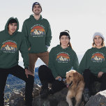 Custom Family Wiedersehen Road Trip Mountain Sunse Hoodie<br><div class="desc">Dieser coole Retro-Sonnenuntergang über Felsgebirgen in der Natur macht ein großartiges Bild für ein Set individueller Unterkünfte für einen Familienurlaub, eine Wiedersehen, eine Straßenfahrt oder einen Sommerurlaub. Erinnern Sie sich an Ihre Ferienwoche mit einem passenden Weihnachtsgeschenk für Mama, Papa, Bruder und Schwester. Fügen Sie einfach Ihren eigenen Nachnamen und das...</div>