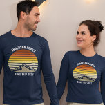 Custom Family Wiedersehen Road Trip Sunset Long Sl T-Shirt<br><div class="desc">Dieser cool orangefarbene Vintage Sonnenuntergang über Felsgebirgen in der Natur macht ein großartiges Bild für ein Set von maßgeschneiderten T - Shirt für einen Familienurlaub, eine Wiedersehen, eine Fahrt oder einen Sommerurlaub. Gedenken Sie Ihre Ferienwoche mit passenden T-Shirts für Mama, Papa, Bruder und Schwester. Fügen Sie einfach Ihren eigenen Nachnamen...</div>