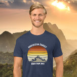 Custom Family Wiedersehen Sunset Mountain Road Tri<br><div class="desc">Dieser cool orangefarbene Vintage Sonnenuntergang über Felsgebirgen in der Natur macht ein großartiges Bild für ein Set von maßgeschneiderten Tri-Mix-T - Shirt für einen Familienurlaub, eine Wiedersehen, eine Straßenfahrt oder einen Sommerurlaub. Gedenken Sie Ihre Ferienwoche mit passenden T-Shirts für Mama, Papa, Bruder und Schwester. Fügen Sie einfach Ihren eigenen Nachnamen...</div>